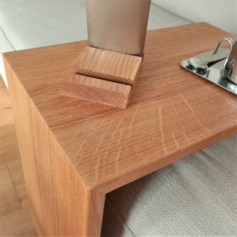 Das Bild zeigt einen chillme magnetsicher Handy- und Tablethalter aus massivem Holz auf einem chillme floating aus Eiche.