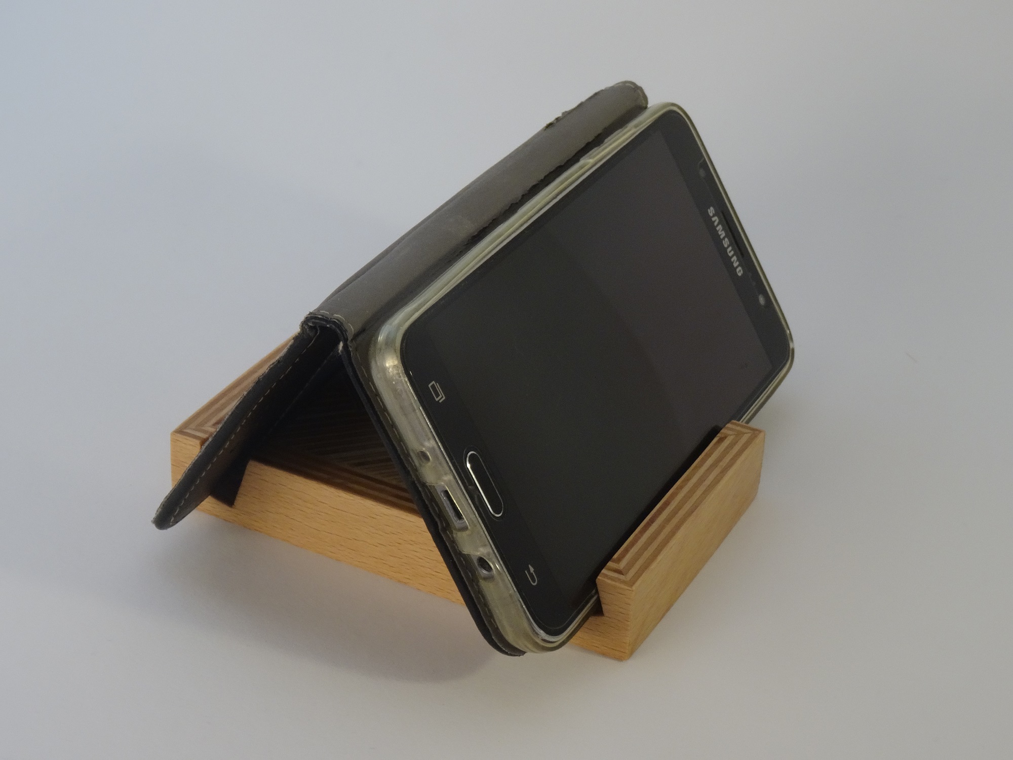 magnetischer Handy- und Tablethalter aus massivem Holz